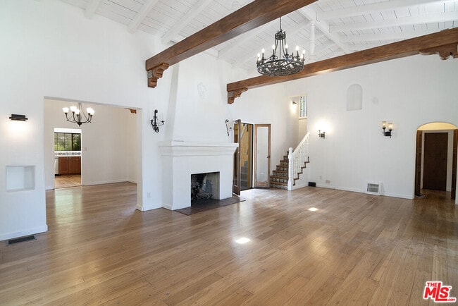 Building Photo - 731 San Vicente Blvd