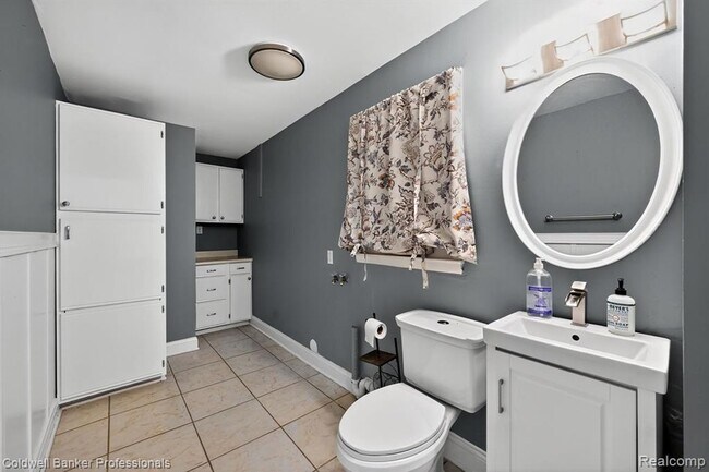 Building Photo - 4448 Greenwood Dr