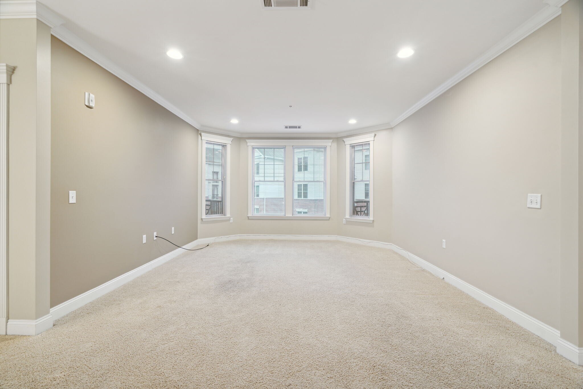 Building Photo - 300 W Elm St