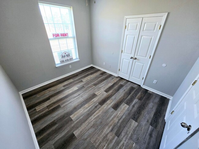 Building Photo - NEW LISTING: Stunning 3 Bed, 2 Bath Condo in Burlington!