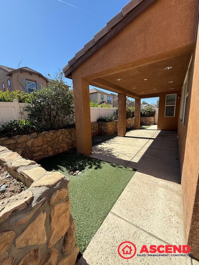 Building Photo - Beautiful 4 Bedroom Located in HOA!