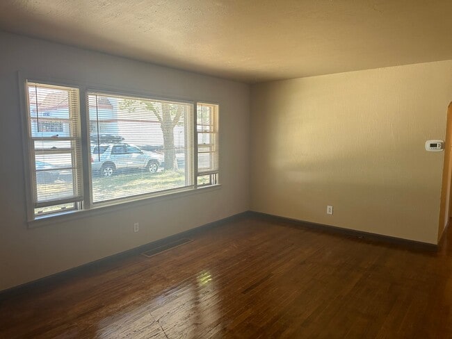 Building Photo - 3 bed 1 bath house