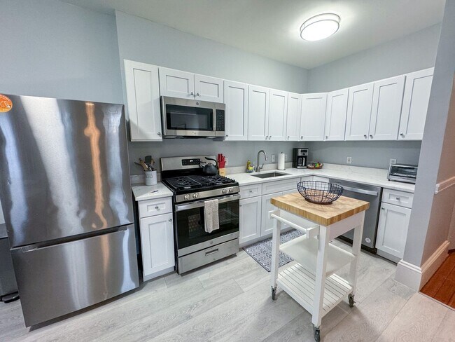 Building Photo - Amazing 3 bed 2 baths in Brookline.... MAY MOVE IN