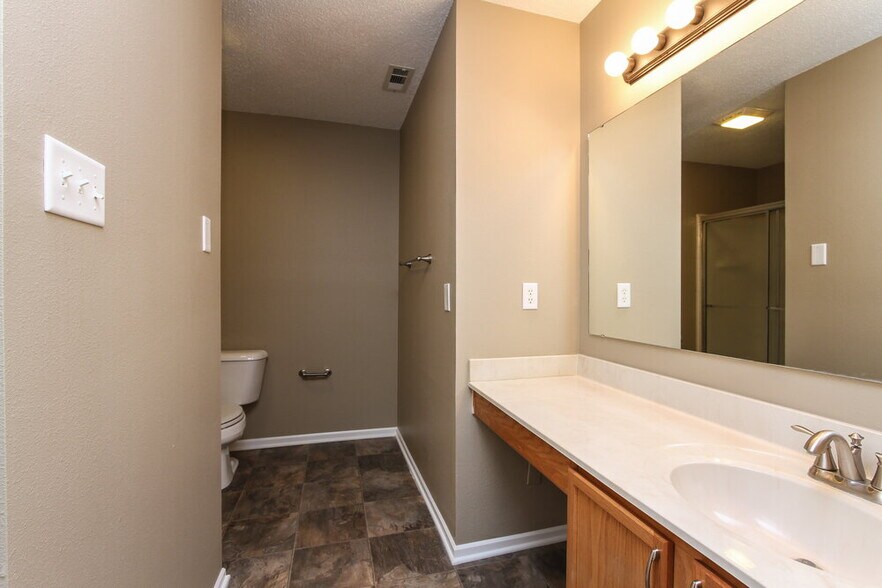 Building Photo - 13323 N Brick Chapel Dr