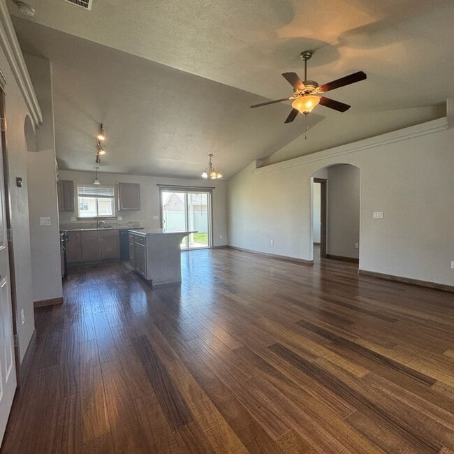 Building Photo - Modern 3 bed 2 bath unit in quiet neighbor...