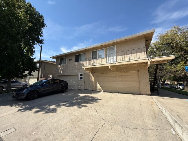 Building Photo - 2112 Chrysler Dr
