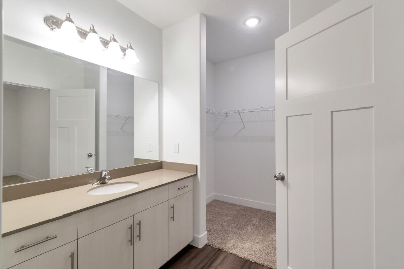 Building Photo - 710 715 S