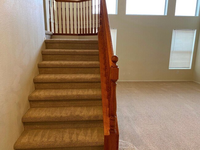 Building Photo - Beautiful & spacious home on an oversized ...