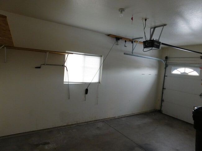 Building Photo - Charming 3 Bed, 2 Bath Townhome with Single-Car Garage