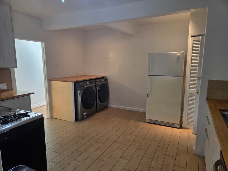 Kitchen, washer, drier, refrigerator - 1009 Havenhurst Dr