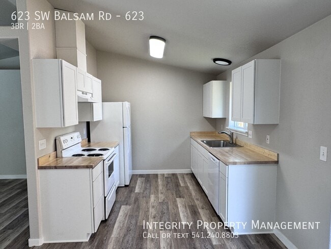Building Photo - 623 SW Balsam Rd