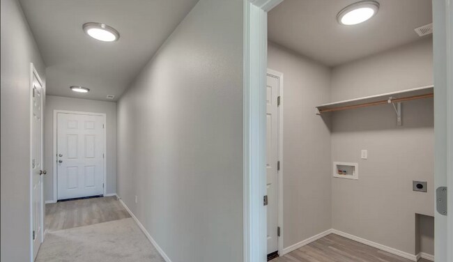 Building Photo - 1020 SW Sparrow Pl