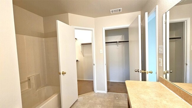 Building Photo - 715 Hallvale Dr