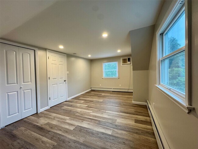 Building Photo - 10 Claremont Dr