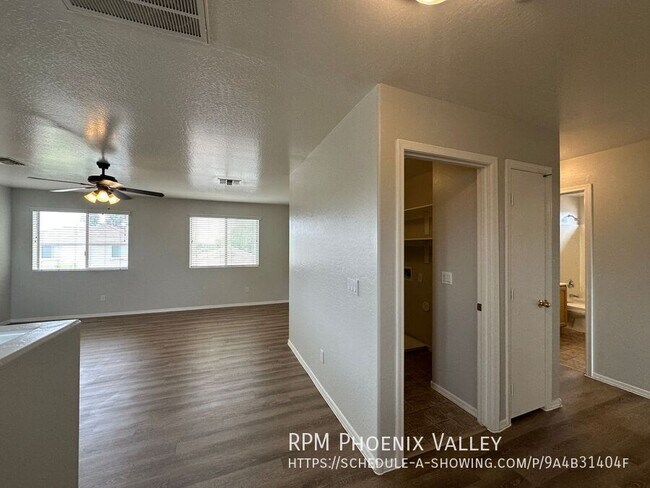 Building Photo - 13921 W Port Royale Ln