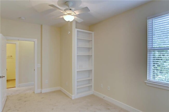 Building Photo - 905 Brentwood St