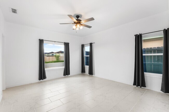 Building Photo - 905 Rotonda Ln