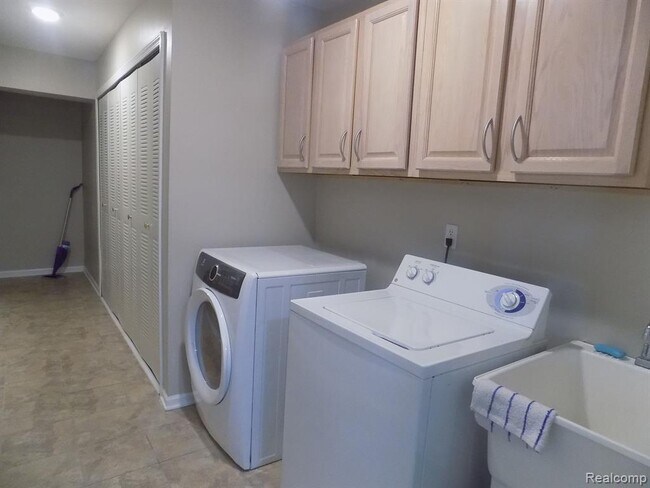 Building Photo - 16327 Chatham Dr