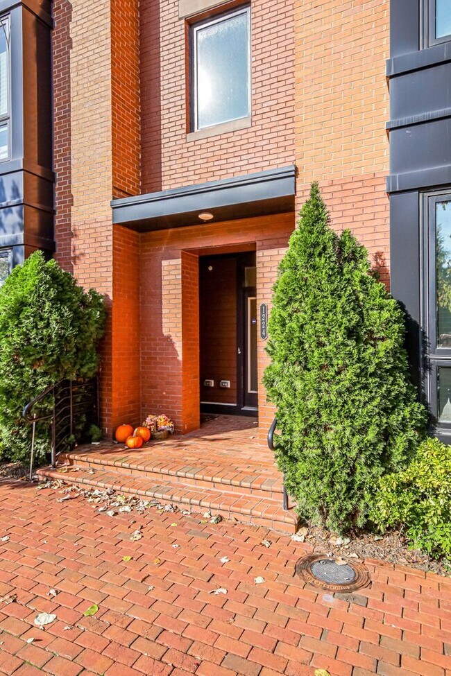 Building Photo - Updated 3br/2.5ba Condo Townhome Alexandria Walk to Metro