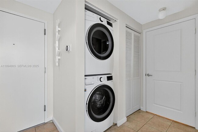 Building Photo - 2021 SW 3rd Ave