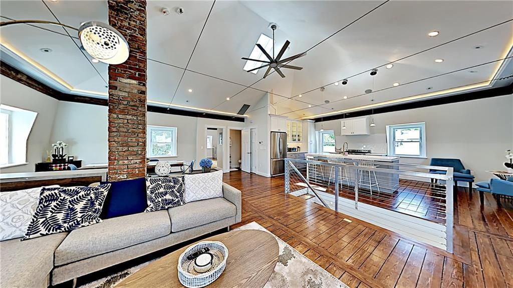 Building Photo - 21 School St