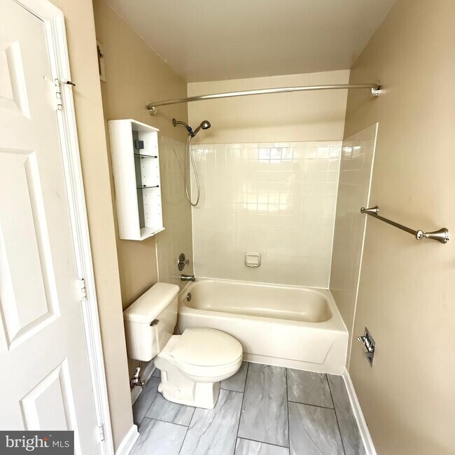 Building Photo - 8222 Maple Ridge Ave