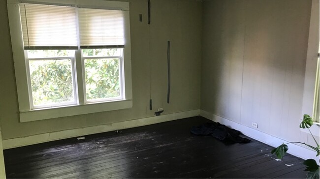 Building Photo - 604 Calcote Ave