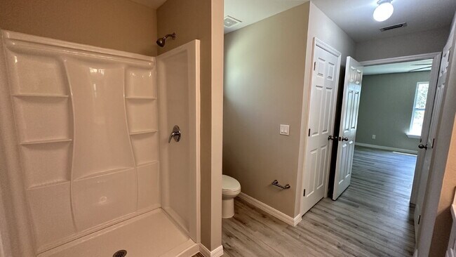 Building Photo - MOVE-IN SPECIAL: $500 off your first month's rent!