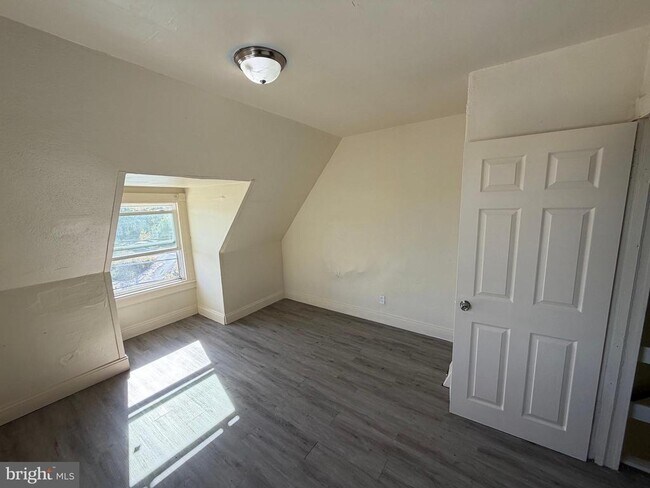 Building Photo - 110 W Main St