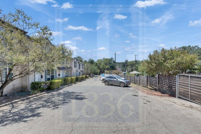 Building Photo - 907 E Oltorf St