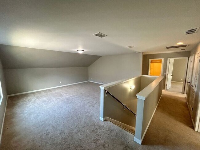 Building Photo - Spacious 5-Bedroom Home with Modern Amenit...