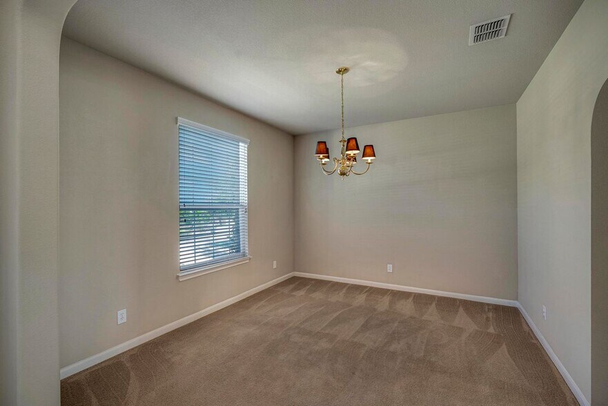 Building Photo - 606 Buckle Ct