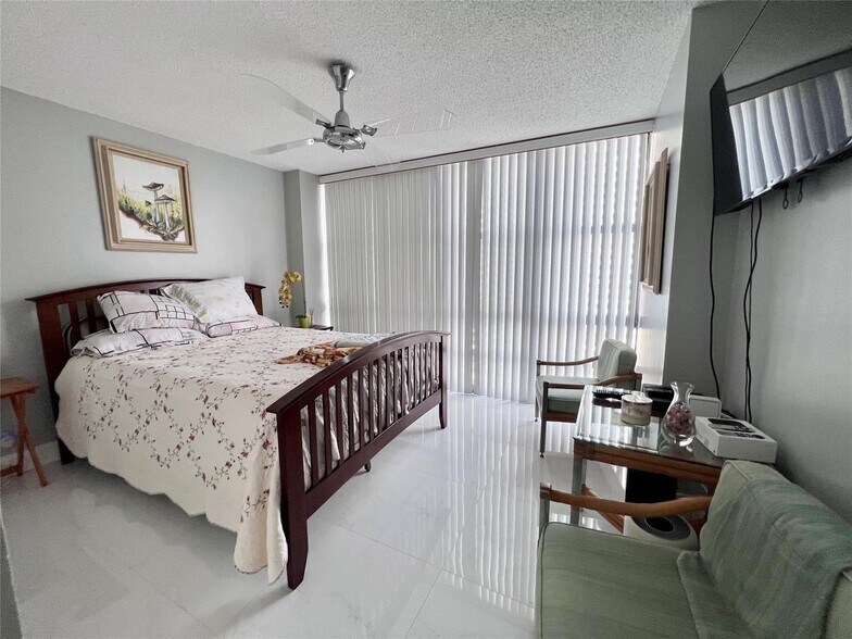 Building Photo - 2049 S Ocean Dr