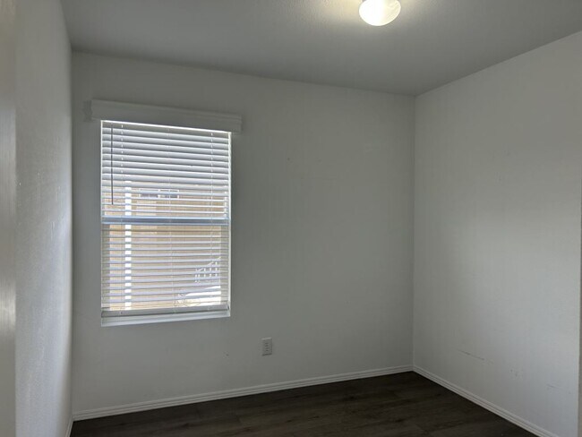 Building Photo - 1601 S Sandhill Rd