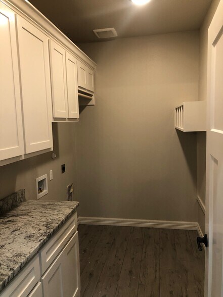 Building Photo - 11505 S Crk Dr