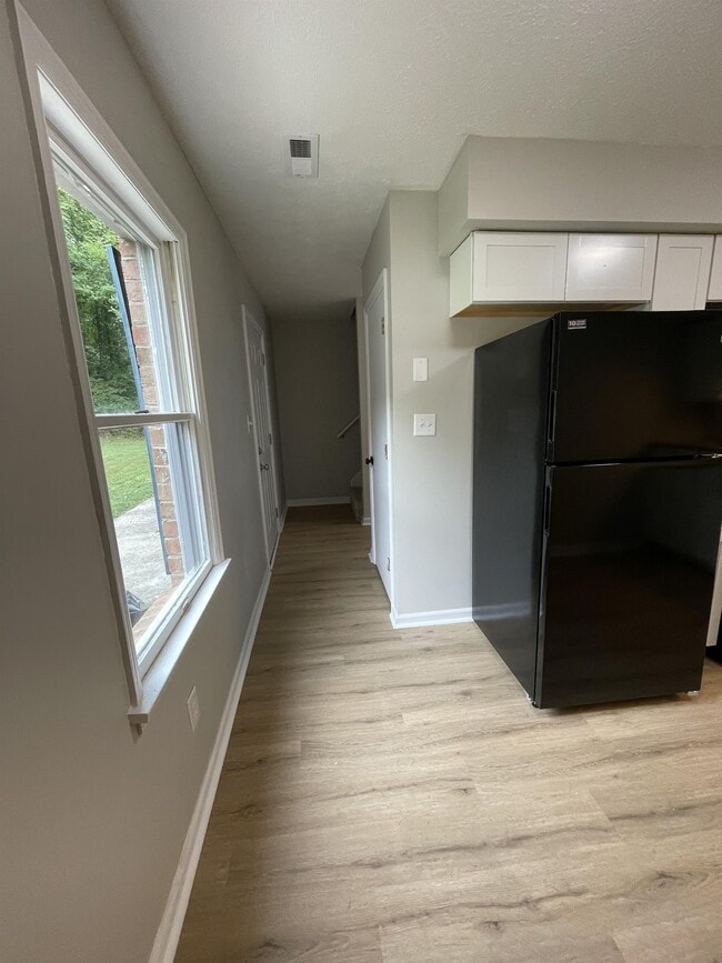 Building Photo - 139 E Vail Dr