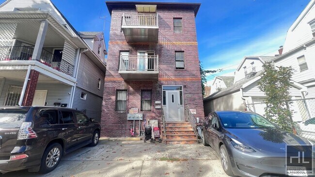 Building Photo - 502 E 5th St