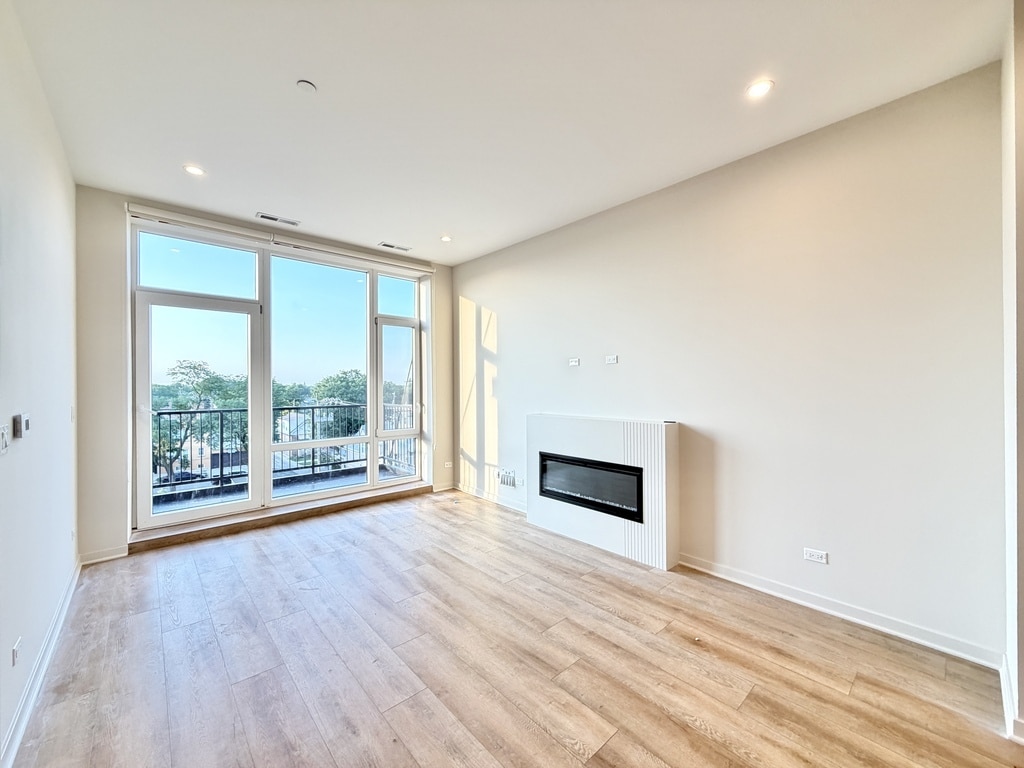Building Photo - 3207 N Narragansett Ave