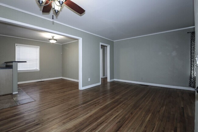 Building Photo - Cozy Bungalow in Brookside area, close to shopping for grocery, coffee shops, restaurants and muc...