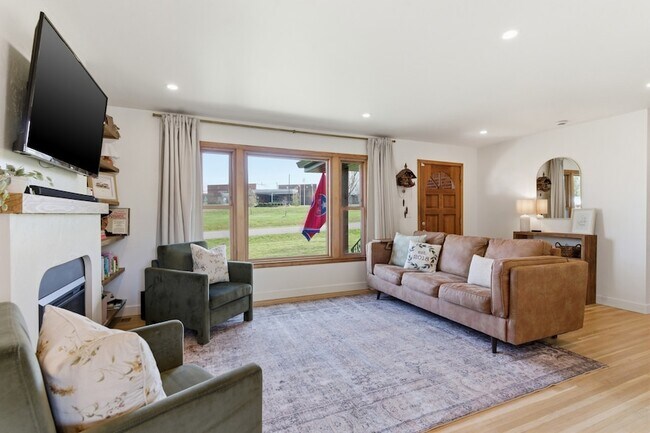 Building Photo - 2820 Donna Hill Dr