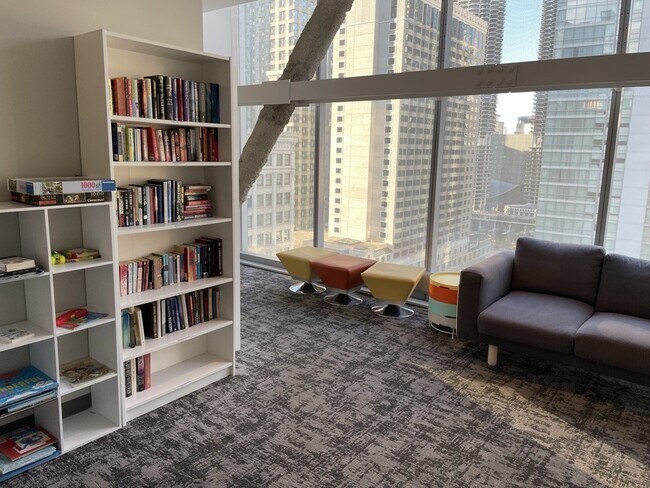 Building Photo - 8 E Randolph St