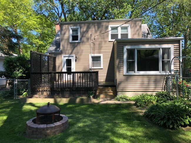 Building Photo - Well Maintained 3Bed/2Bath Single Family HUGE Backyard!