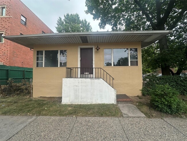 Primary Photo - 77-43 Main St