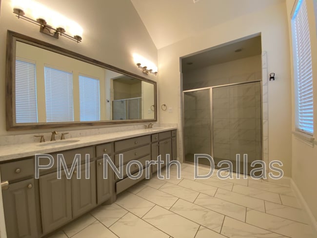 Building Photo - 6909 Royal View Dr