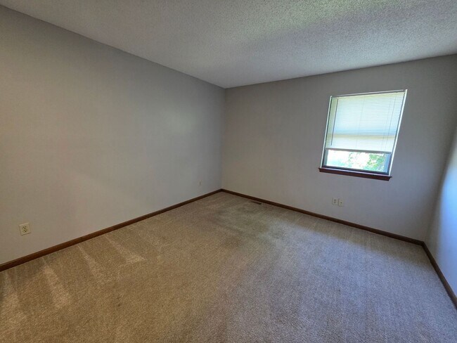 Building Photo - Spacious 2BR/1.5BA Quadplex
