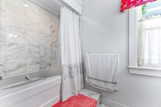 Building Photo - 115 Aspen Ave