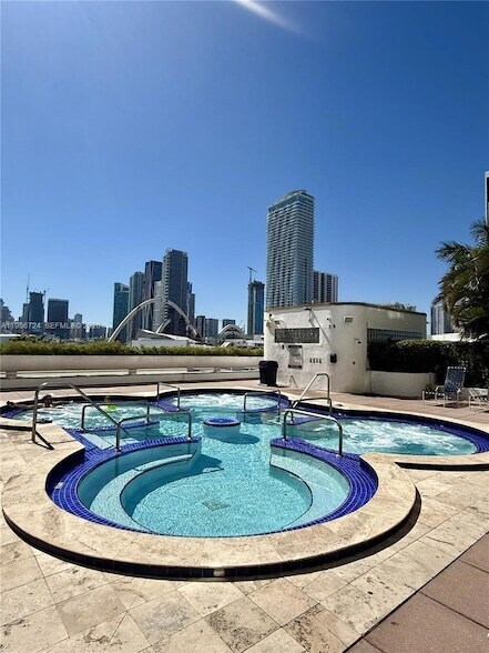 Building Photo - 1717 N Bayshore Dr