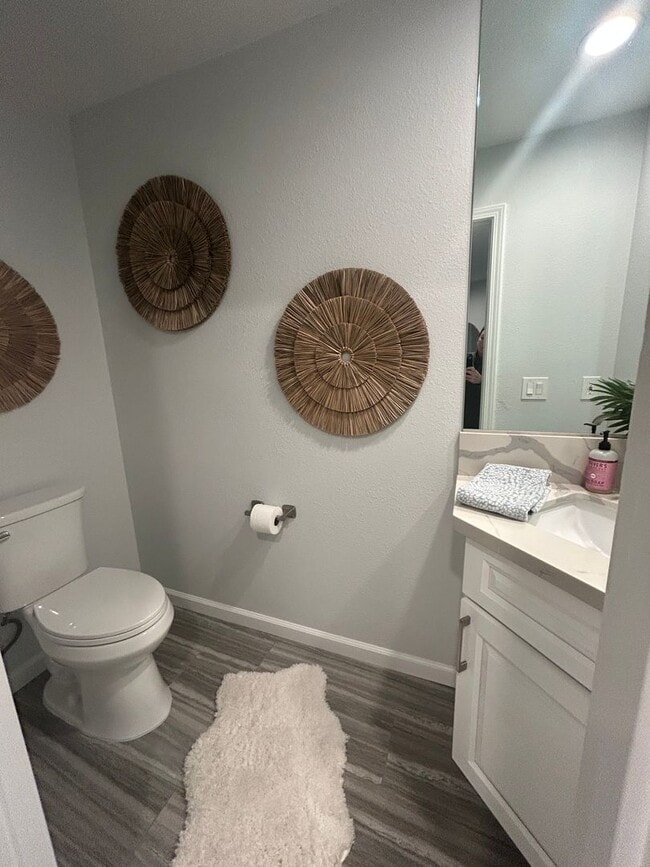 Building Photo - 2 Bed 2.5 bath townhome located on the golf course!