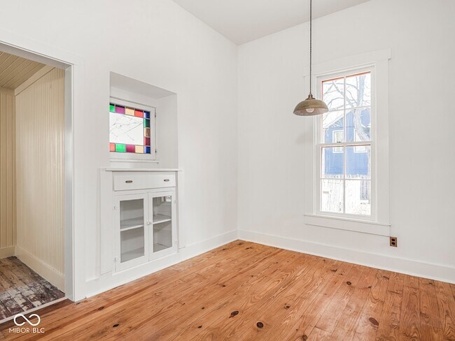 Building Photo - 1118 E St Clair St