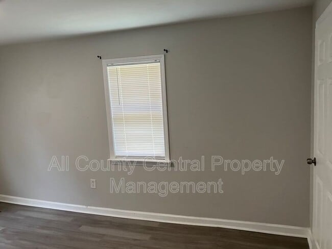 Building Photo - 3115 Parkwood Rd